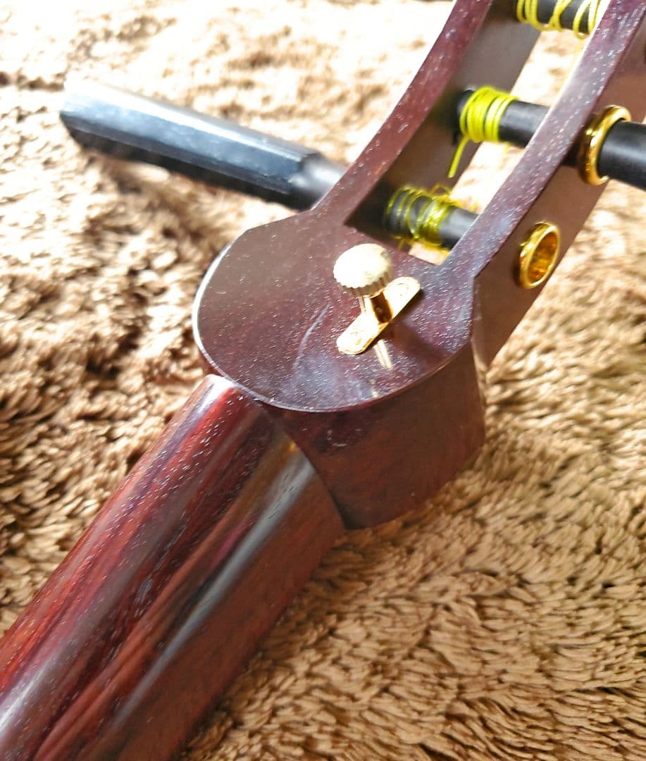 三味線　紅木 中棹 東さわり 撥 駒 長袋他 ケース付 皮破れなし 短棹 ５厘大