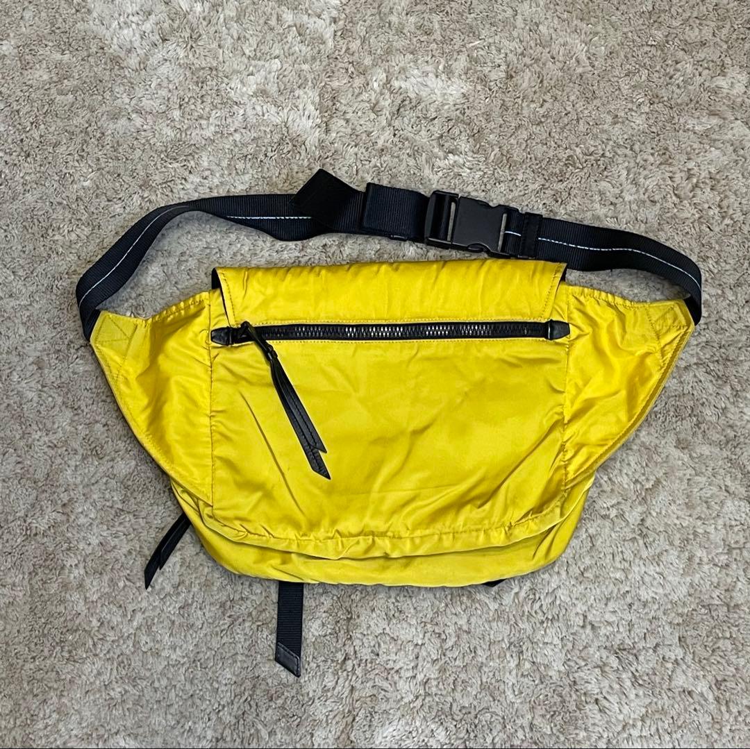 PRADA イエロー メッセンジャーバッグ