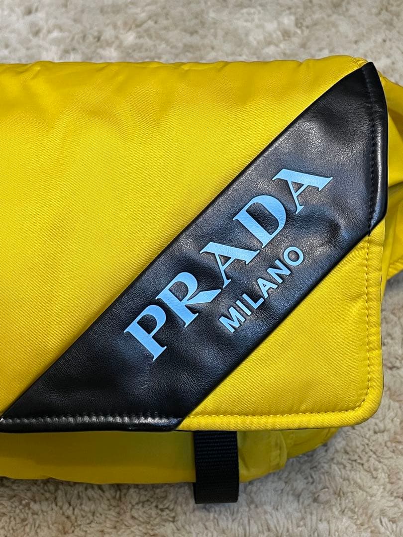 PRADA イエロー メッセンジャーバッグ