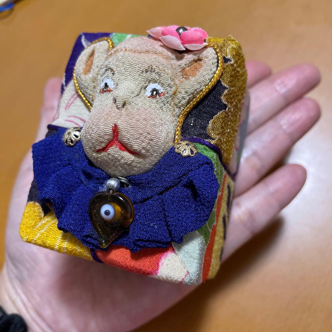 江戸縮緬　古布　猿の小物入れ