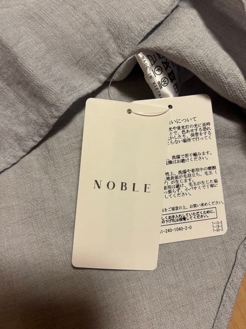 manaとなります。新品　Noble　ファジーリネン　半袖ブラウス　ブルー