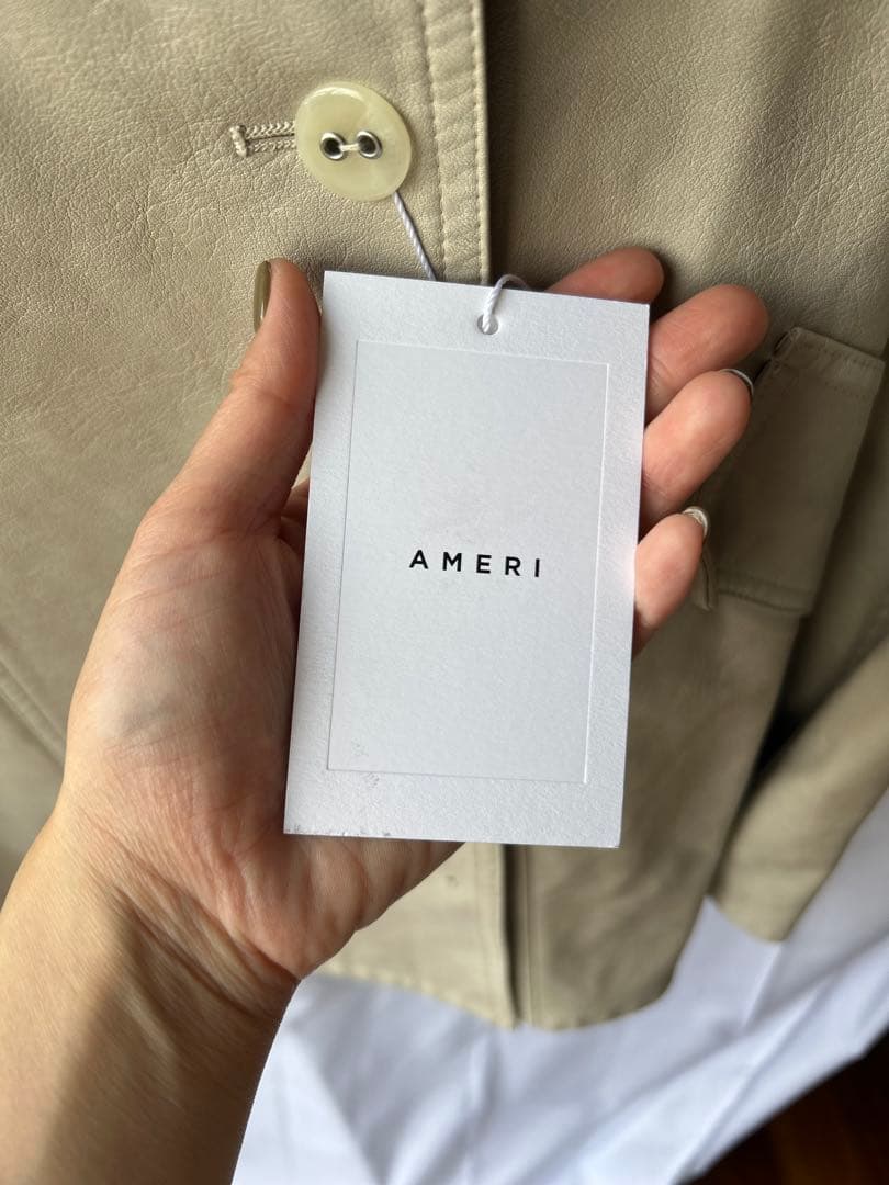 ベージュ ハイネック レザージャケット