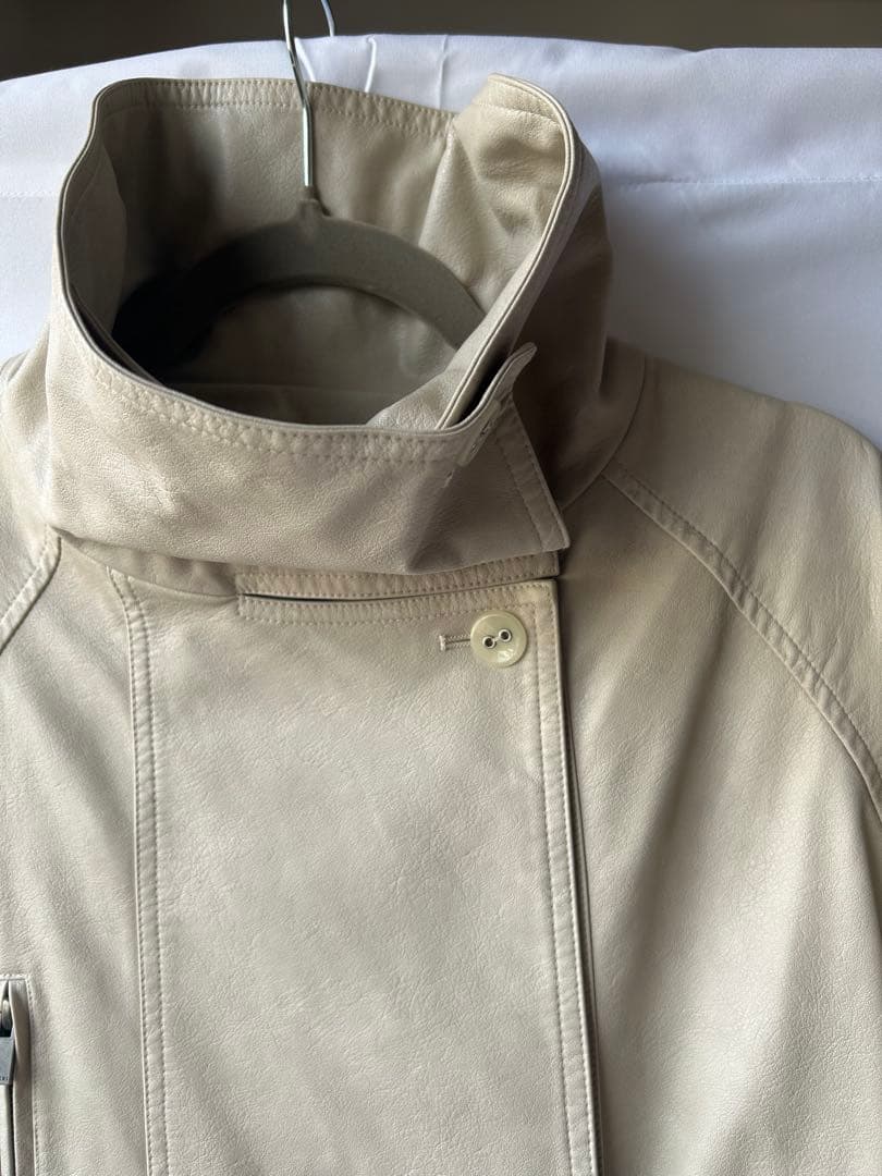 ベージュ ハイネック レザージャケット