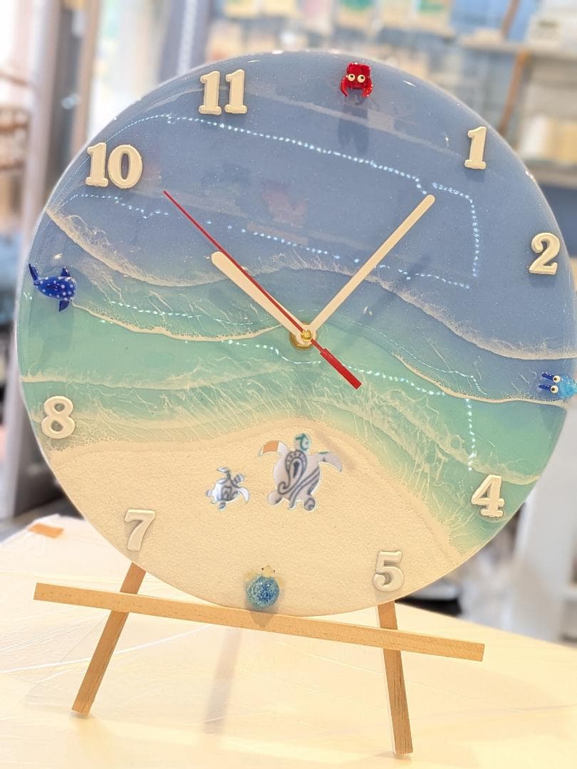 ⑩海の時計　パステルグリーン×ウルトラマリン レジンアート　（ガラス細工・砂）