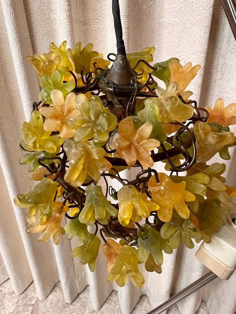 ユダライトランプ イエローとグリーンの小花　ミハエルネグリン 点灯します。