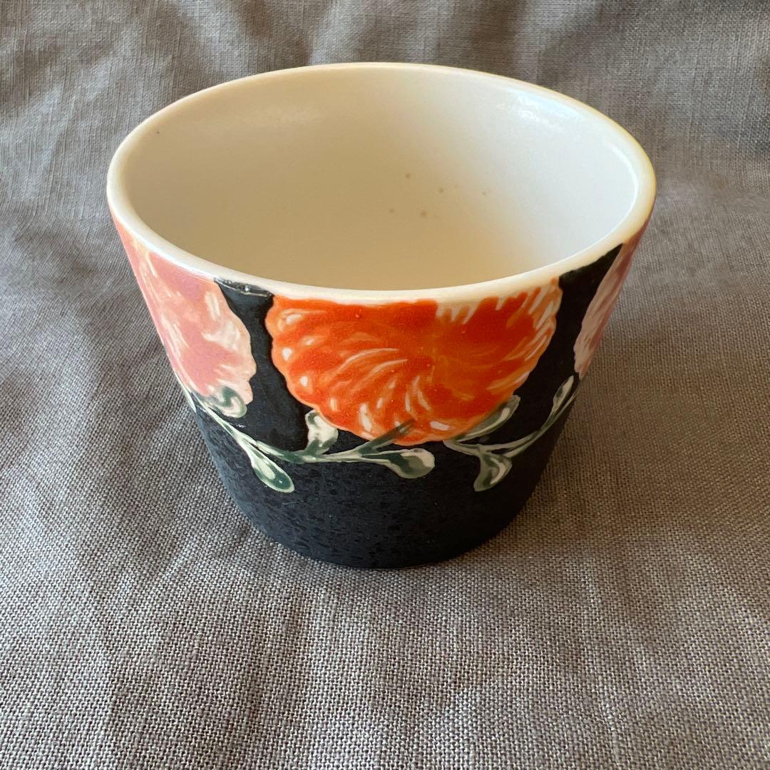 ヨシノヒトシ　黒　色絵カップ