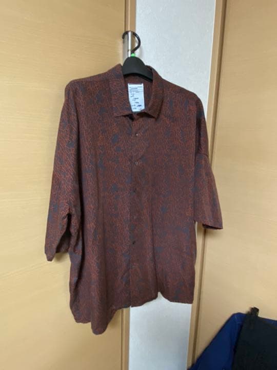 トップス LETTERING PATTERN S/S SHIRTS
