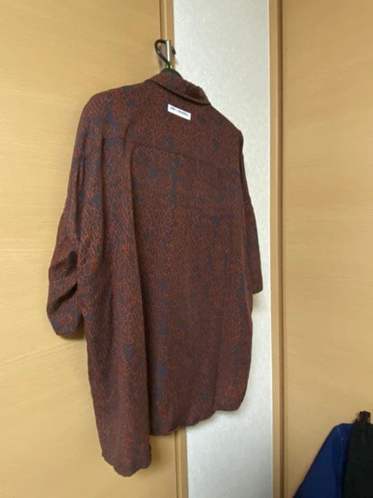 トップス LETTERING PATTERN S/S SHIRTS