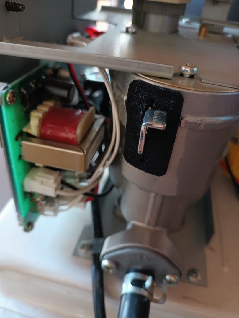 半密閉式石油暖房機 23年式 サンポット 引取限定 室内使用 丸形ストーブ 灯油