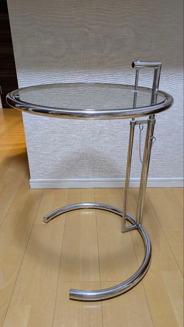 アイリーングレイ　ガラスサイドテーブル