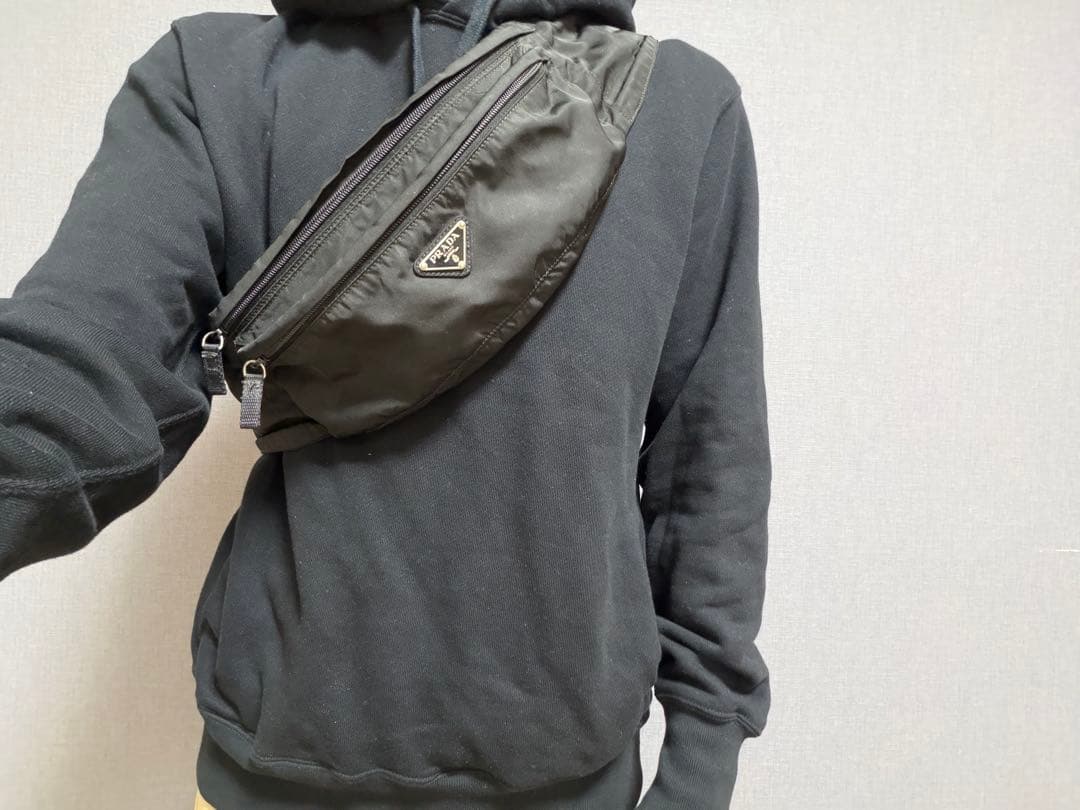 PRADA ブラック ボディバッグ