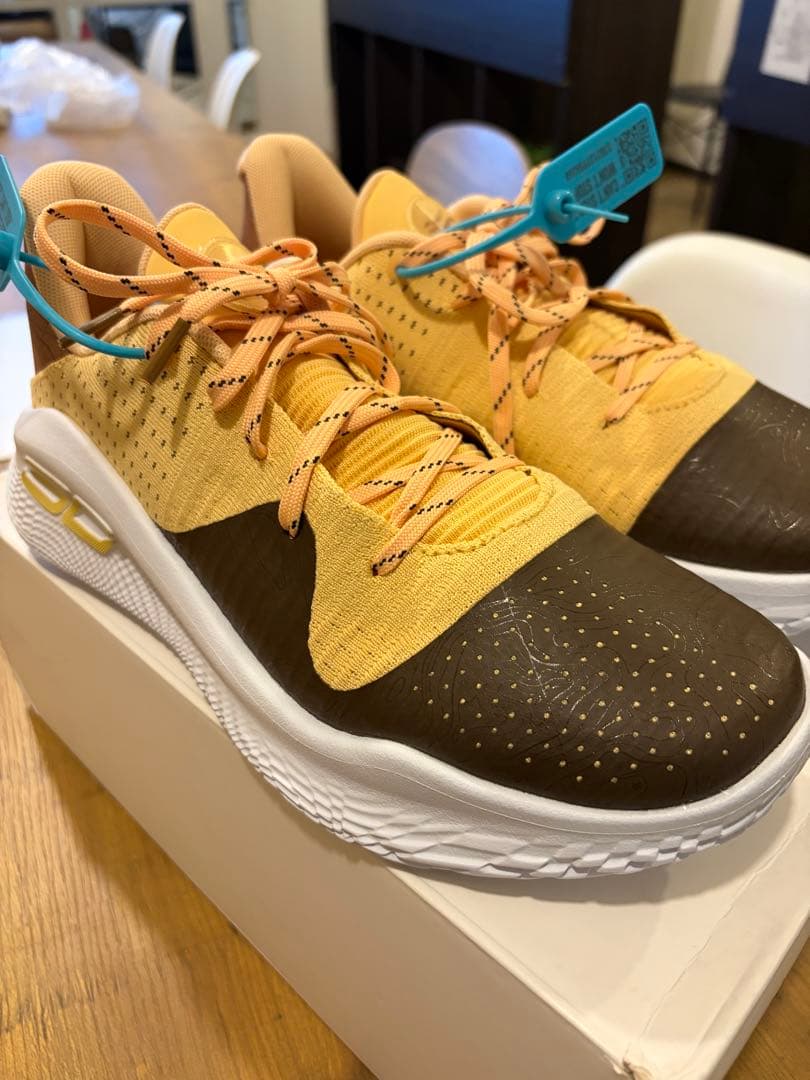 【値下げ】【新品】UNDER ARMOR Curry4flotro 27.5cm