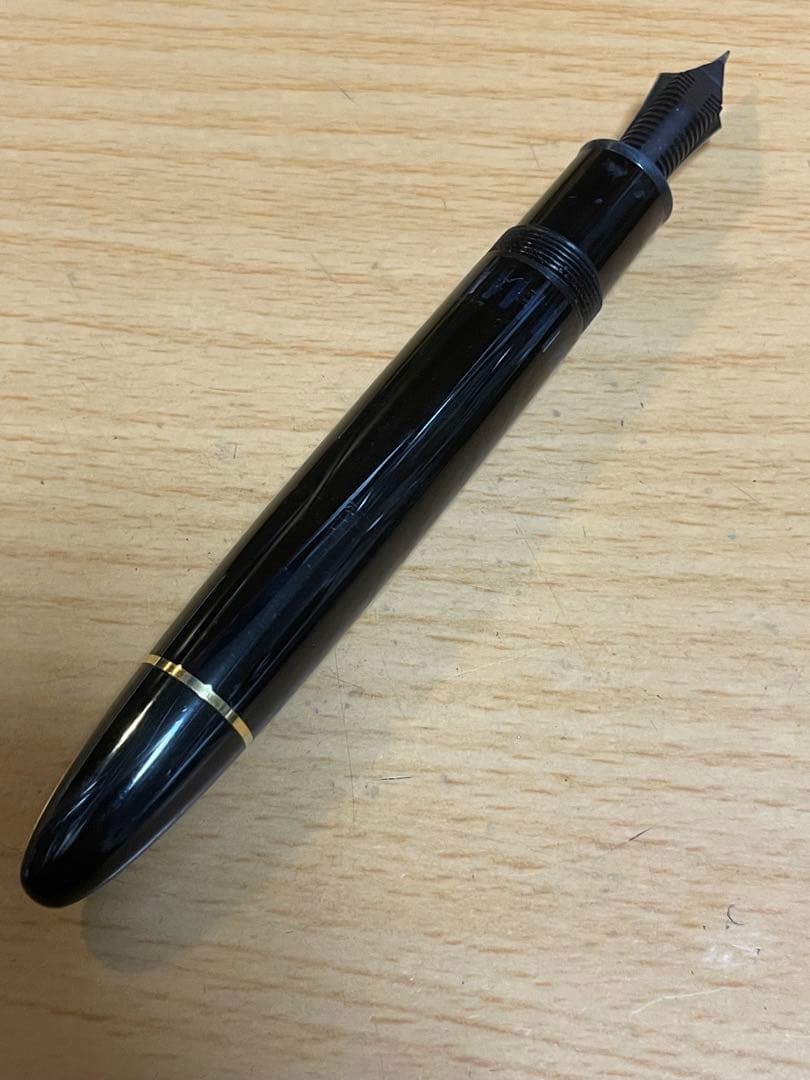 MONT BLANC 万年筆 黒 樹脂製 専用ケース付き