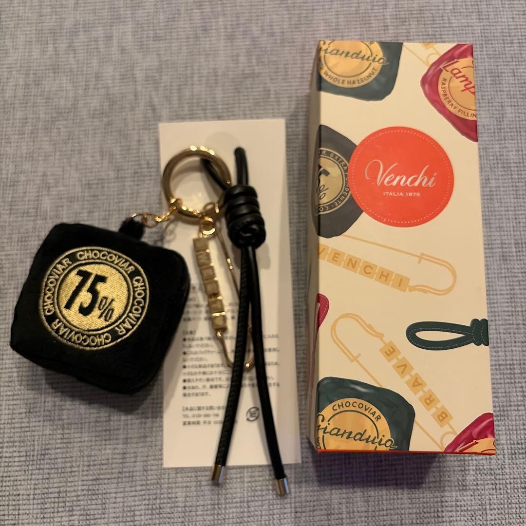Venchi ロゴ入りバッグチャーム　75%チョコレート