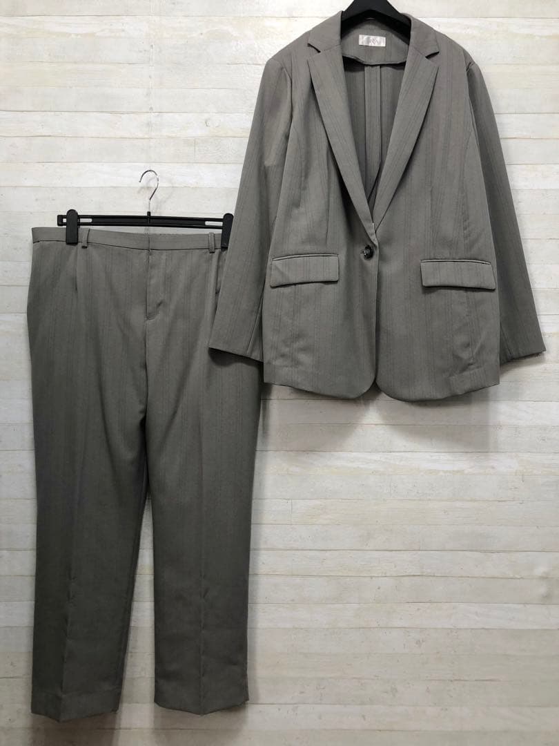 新品☆5Lグレー系ストライプ柄♪うす手9分丈テーパードパンツスーツ◯D356