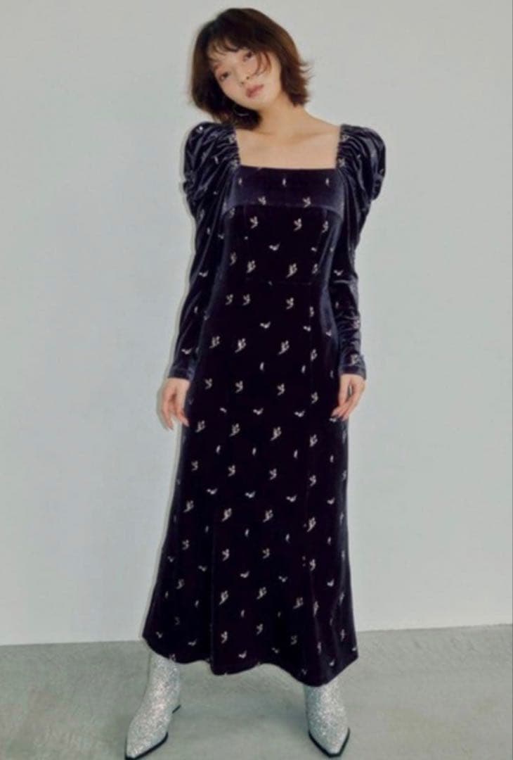 専用LILY BROWN☆フラワーエンブロイダリースクエアネックベロアワンピース