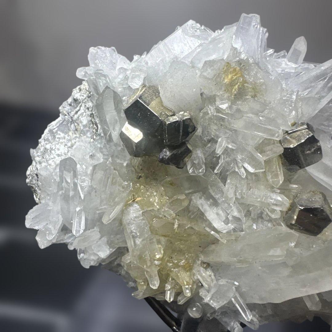 希少 ペルー産 パイライト共生 水晶クラスター 約568g