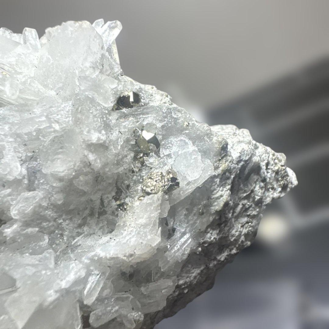 希少 ペルー産 パイライト共生 水晶クラスター 約568g