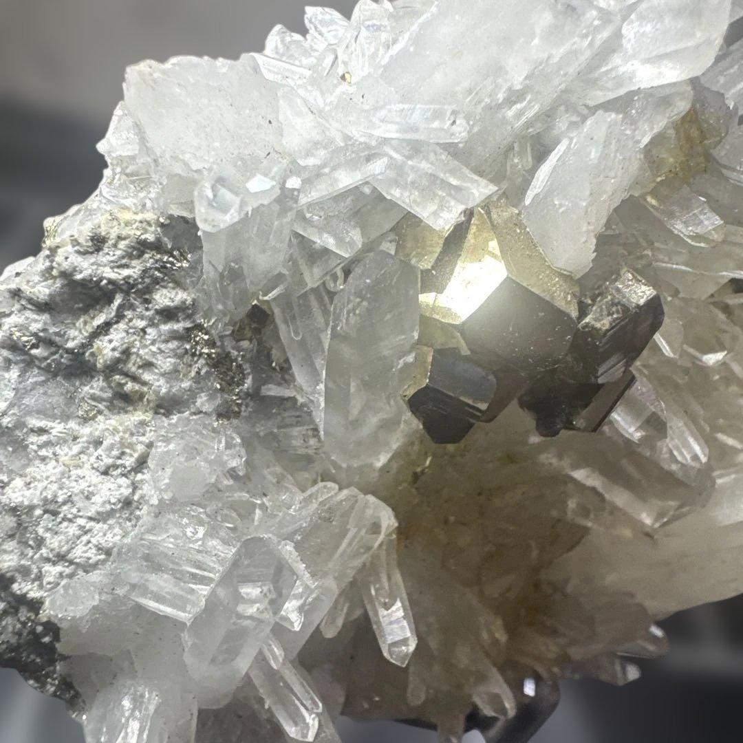 希少 ペルー産 パイライト共生 水晶クラスター 約568g