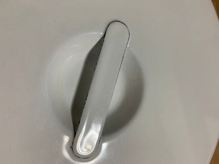 イマン　ビビアン丸缶L