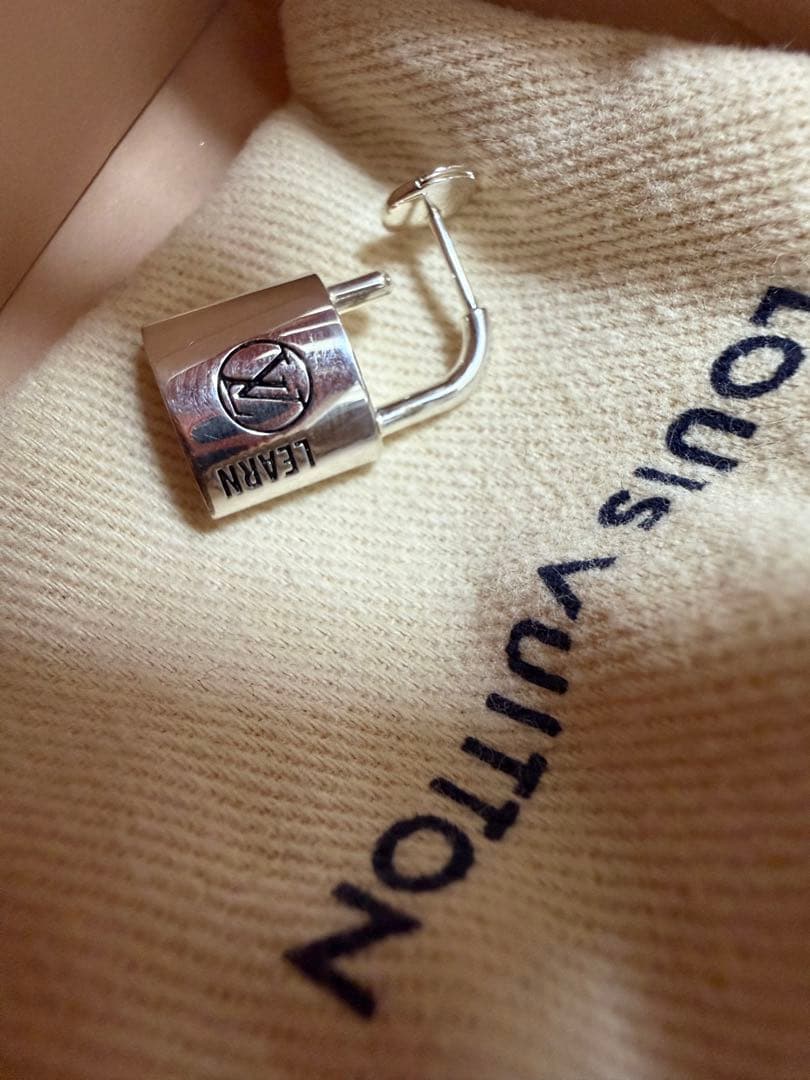 LOUIS VUITTON ロック型ピアス/現行/希少