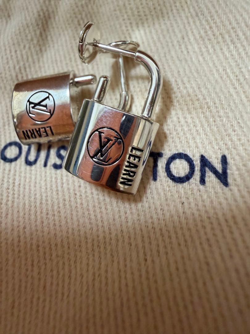 LOUIS VUITTON ロック型ピアス/現行/希少