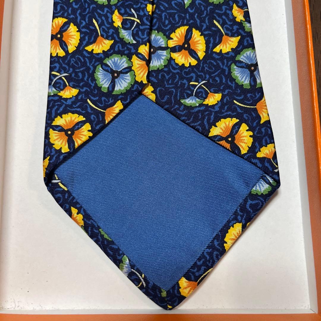 美品　エルメス　ネクタイ、カレ40 紺　花柄　結婚式