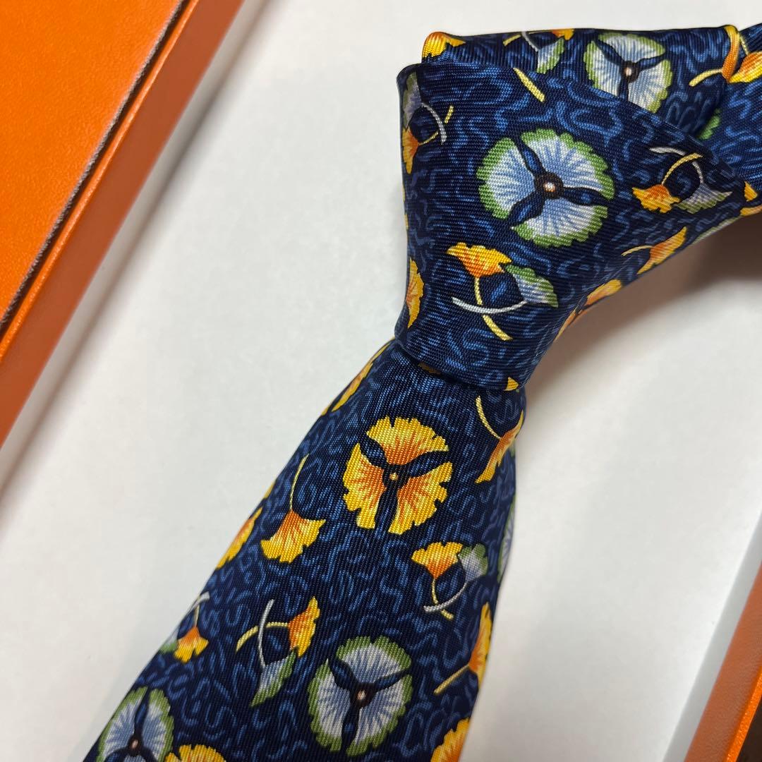 美品　エルメス　ネクタイ、カレ40 紺　花柄　結婚式