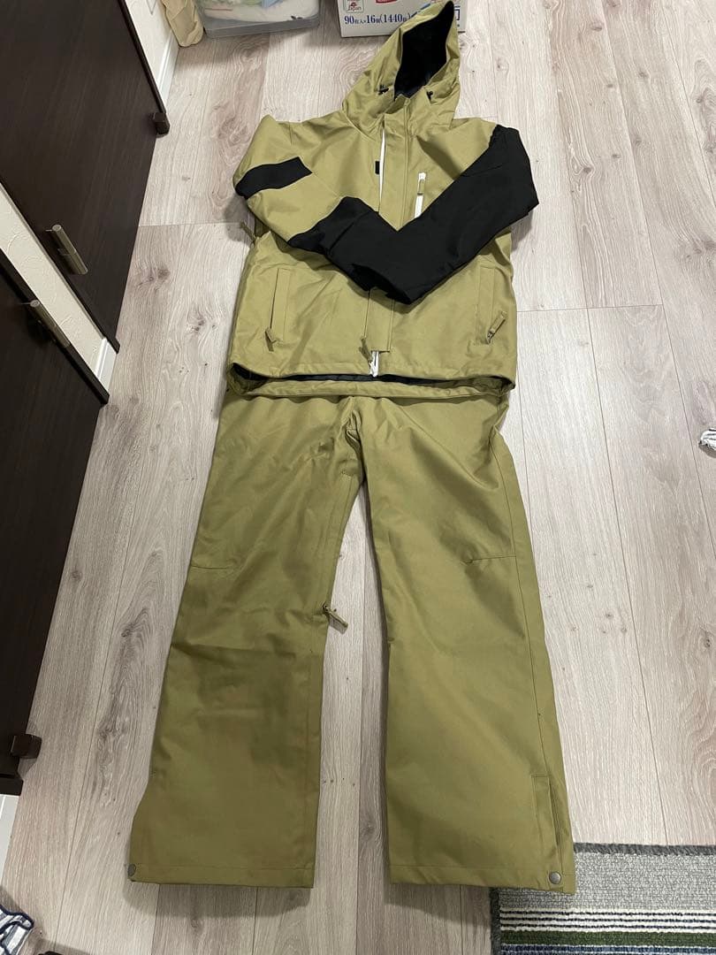 週末値下げ！カーキ/ブラック スノーボードウェア