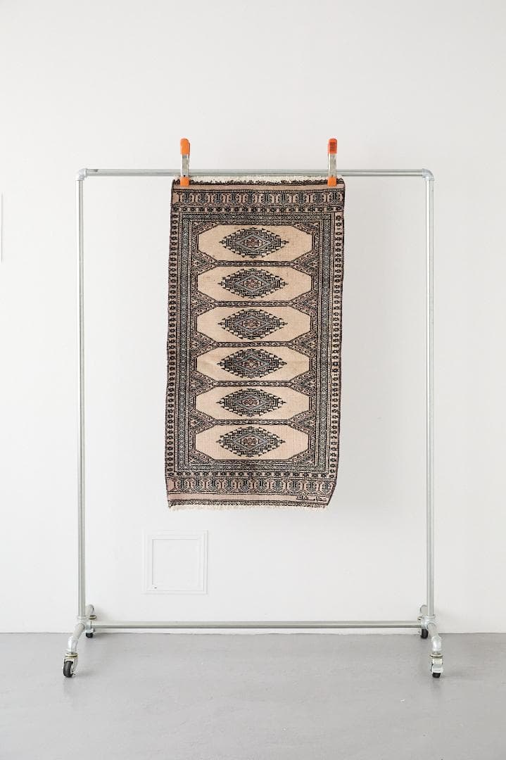 ヴィンテージラグ　トライバルラグ　パキスタン産（112×59cm）ベージュ　黒