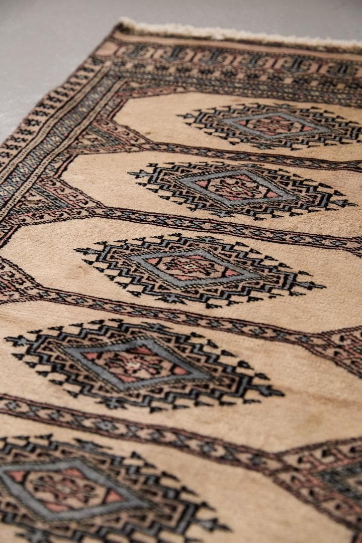 ヴィンテージラグ　トライバルラグ　パキスタン産（112×59cm）ベージュ　黒