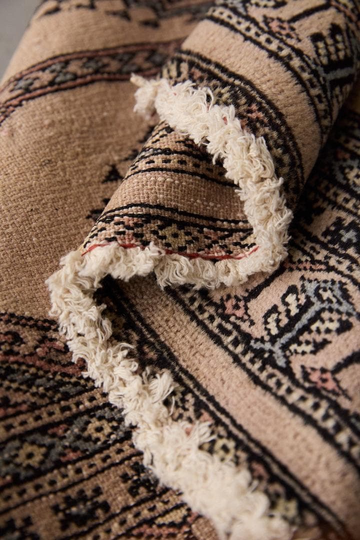 ヴィンテージラグ　トライバルラグ　パキスタン産（112×59cm）ベージュ　黒