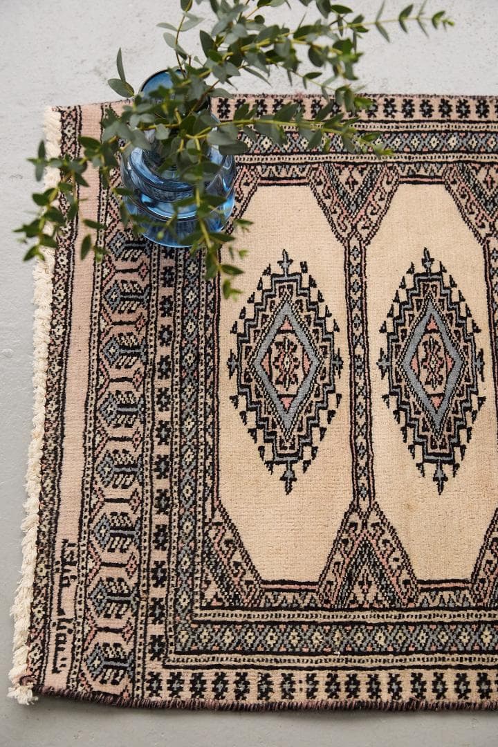 ヴィンテージラグ　トライバルラグ　パキスタン産（112×59cm）ベージュ　黒