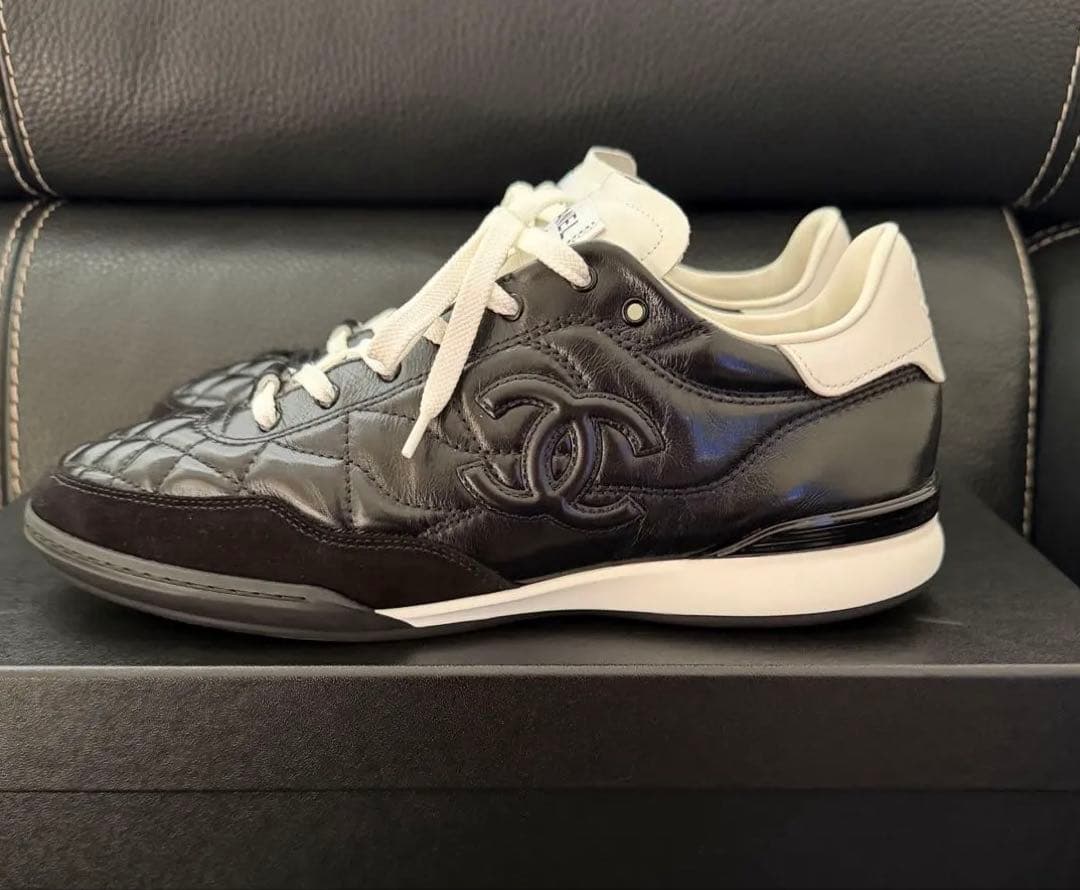 シャネルスニーカー　サイズ４２　　　　　　　　　国内正規店購入レシート付き