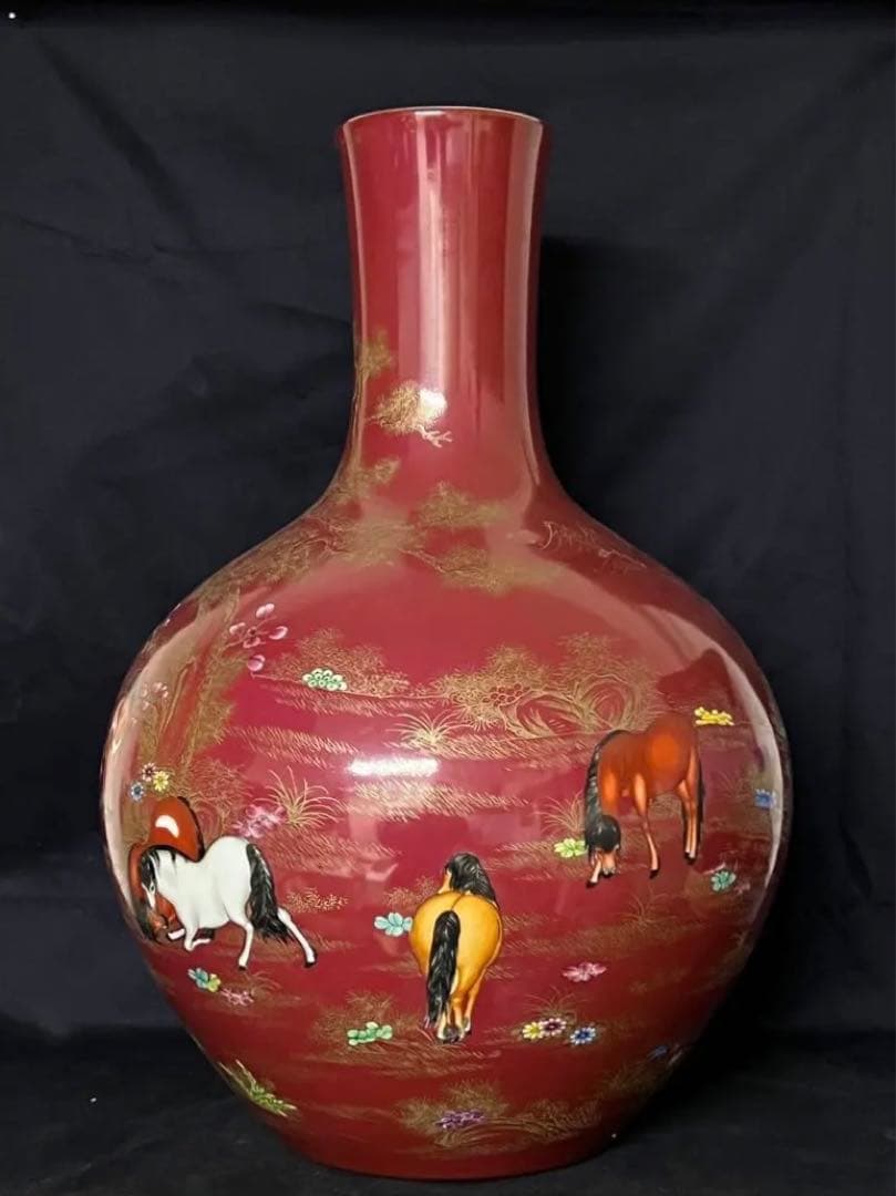 中国 骨董【大清乾龍年製】赤釉金彩草花紋馬図天球瓶
