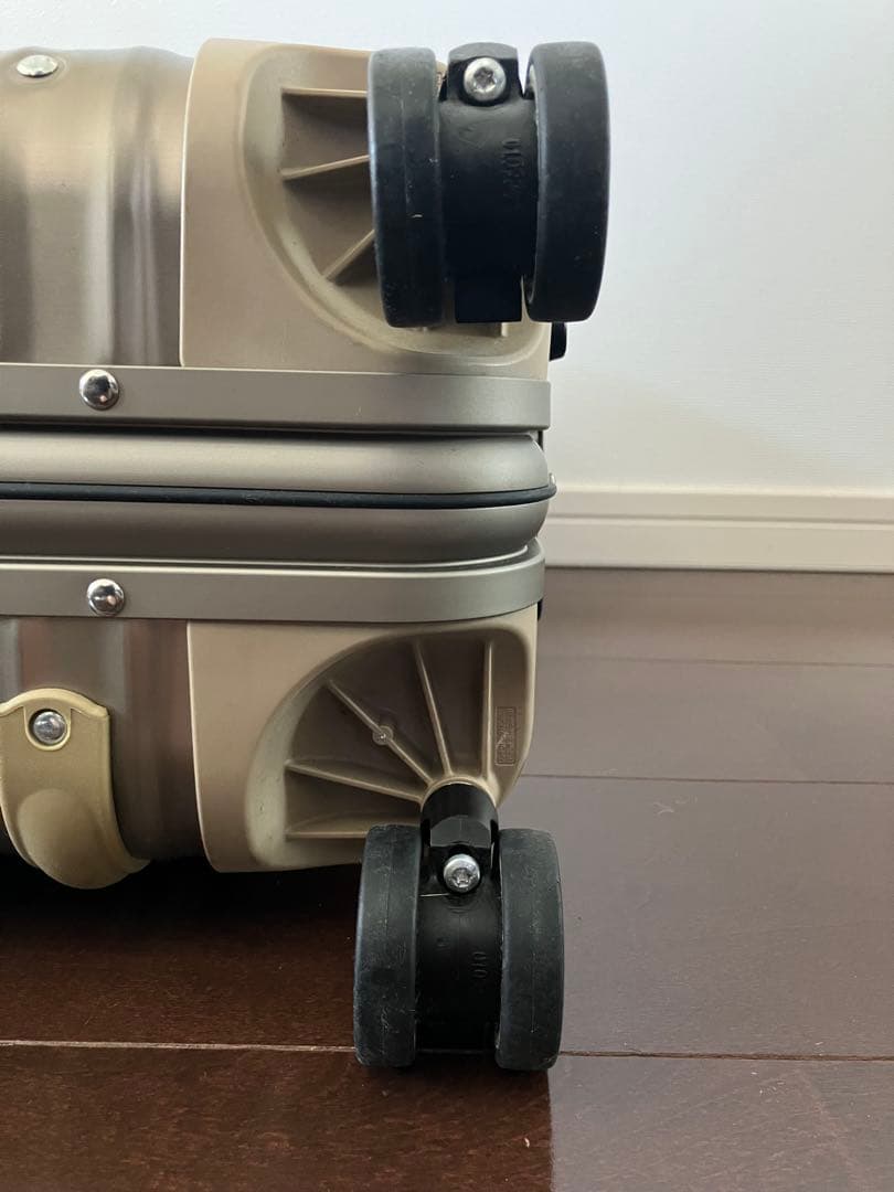 RIMOWA TOPAS TITANIUM　30L　4輪