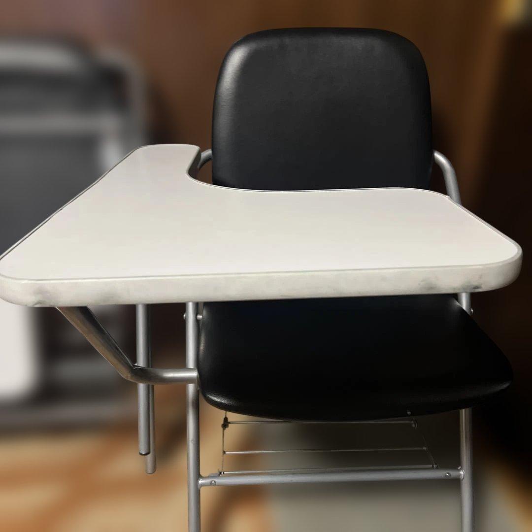 折りたたみ式L字型机　パイプ椅子　2脚