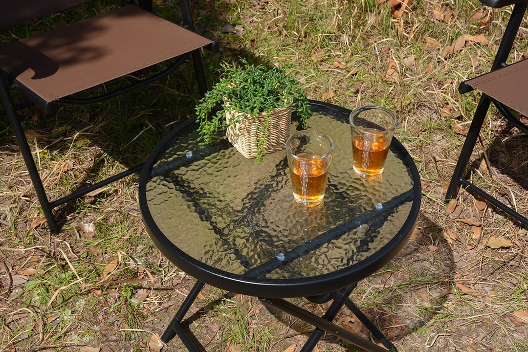 アウトドアでも使用できるおしゃれなカフェ風テーブルチェアセット