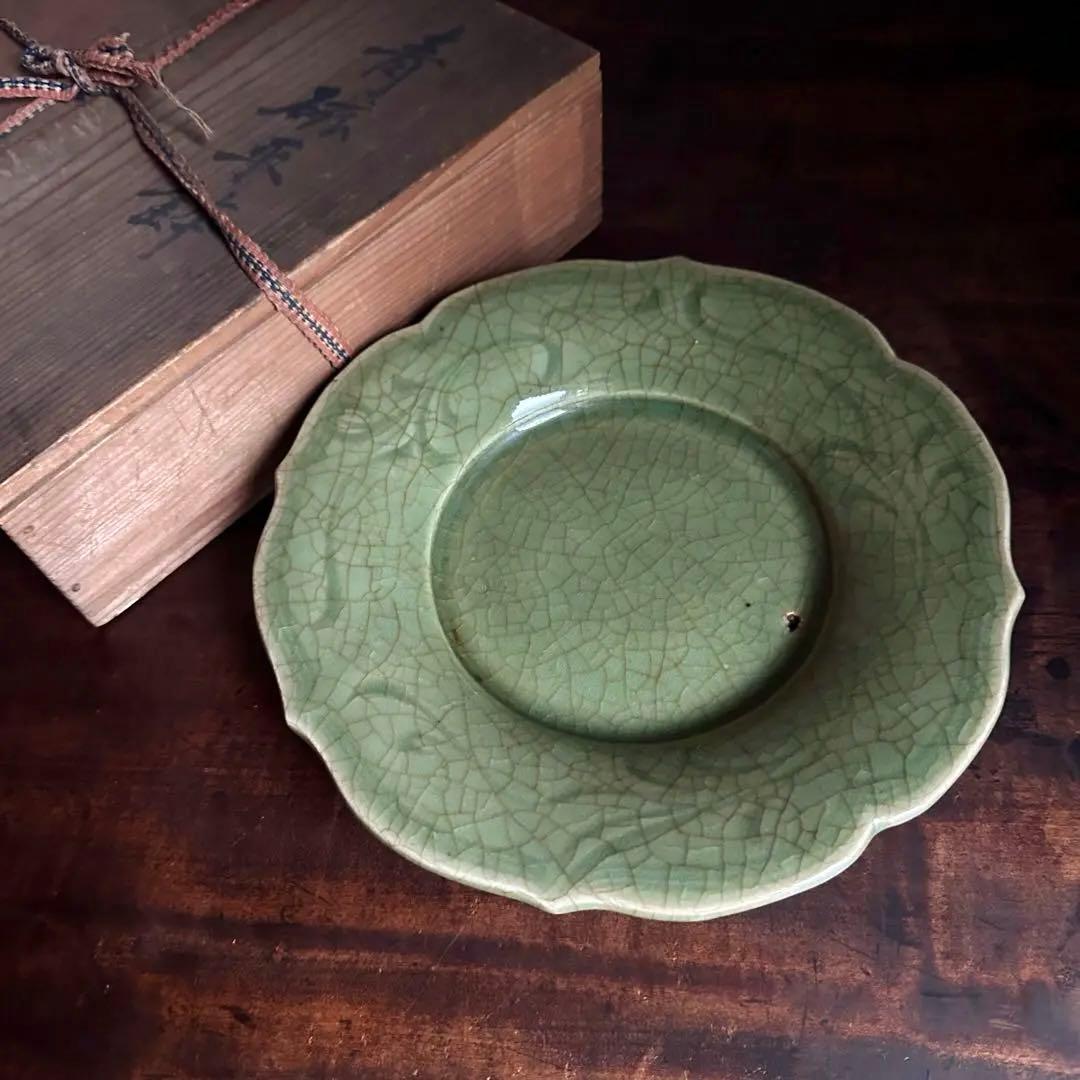 希少 青磁 平鉢 龍泉窯 陰刻 中国古玩 七官青磁 明〜清代初期 共箱