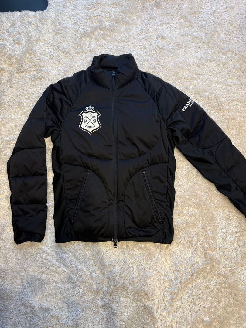 パーリーゲイツ　エンブレム付きブラックダウンジャケット