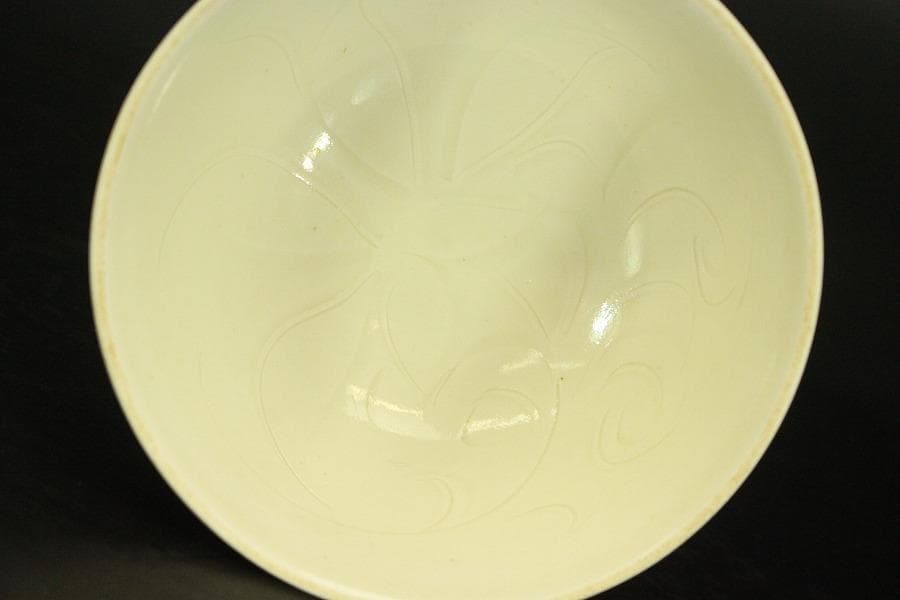中国美術 白磁 刻 花紋 碗 一対(A281)