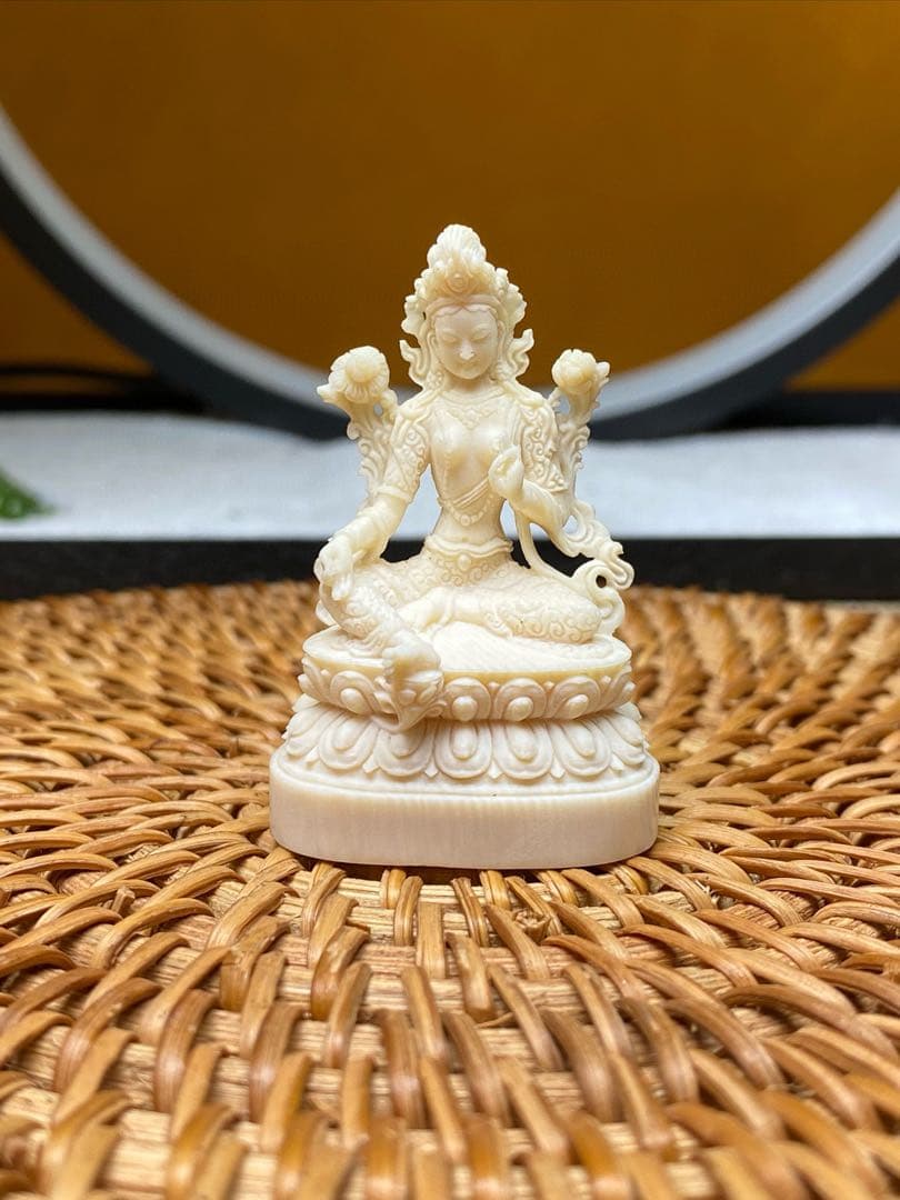 天然マンモス牙美しい手作り彫刻　緑度母　置物