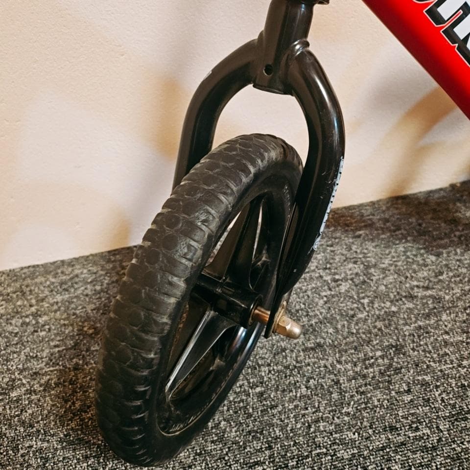 【美品】ストライダー　12　日本正規品　赤　キックバイク