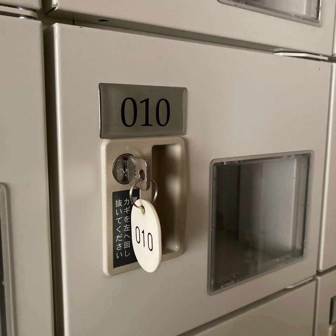 多人数ロッカー　鍵付きロッカー　シューズロッカー　28人用　番号付き