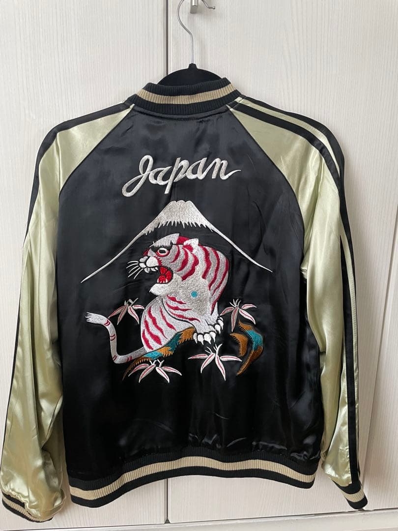 A MAN of ULTRA × Switch Planningコラボスカジャン