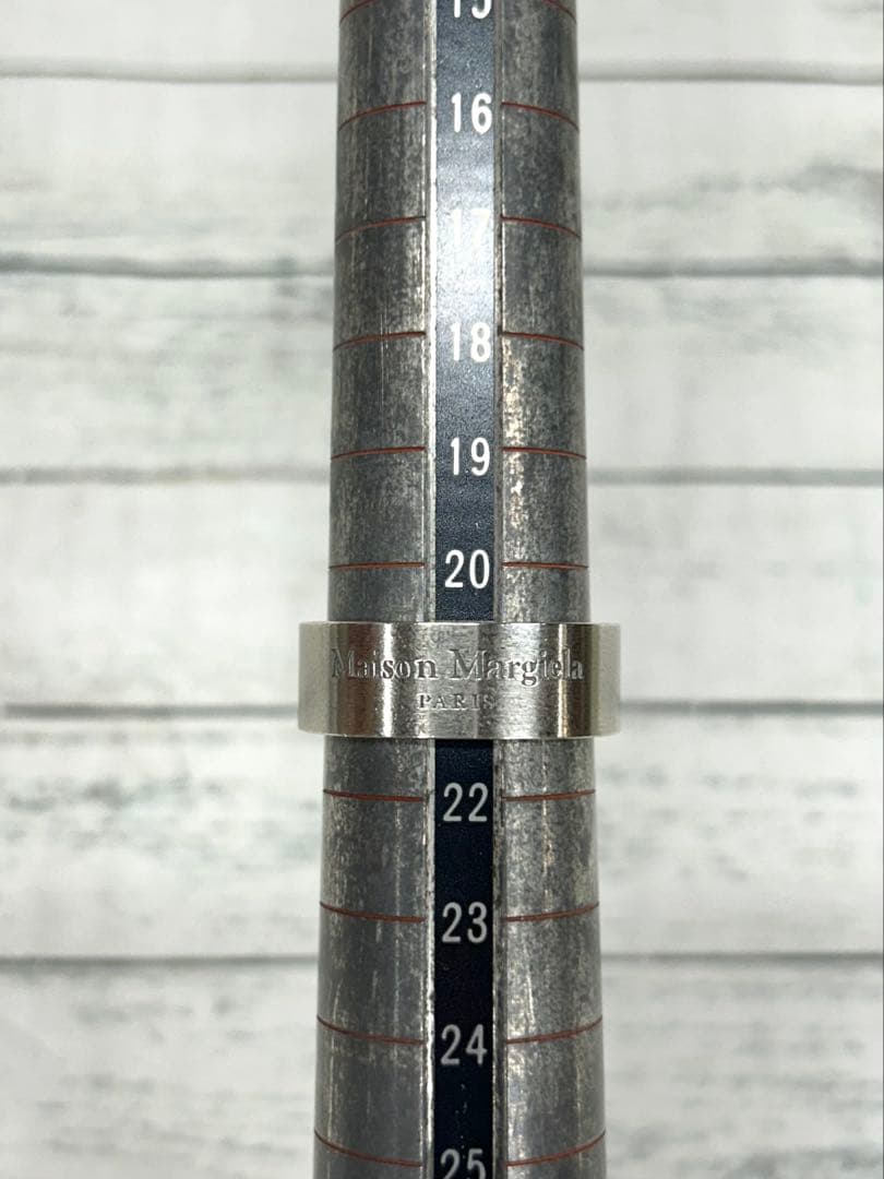 メゾンマルジェラ SM1UQ0082 メタルカラーロゴリング 21号　6952