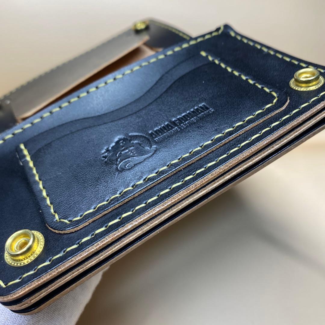 【無骨×上質】3層 丘染めブラック／ミドルトラッカーウォレットMTW