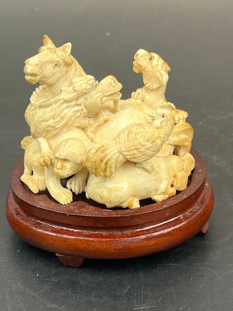 珍品　極上￼巨大根付　台付き　109g 送料込み