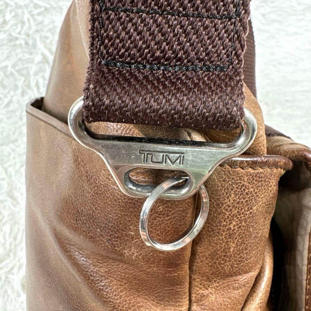 トゥミ　クロスボディバッグ　ショルダーバッグ　ヴィンテージ加工　レザー　ブラウン