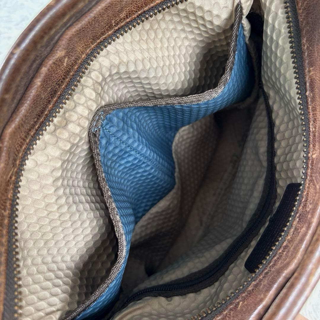 トゥミ　クロスボディバッグ　ショルダーバッグ　ヴィンテージ加工　レザー　ブラウン